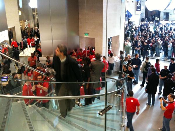 Inside the Apple Store in Paris (Carrousel du Louvre)